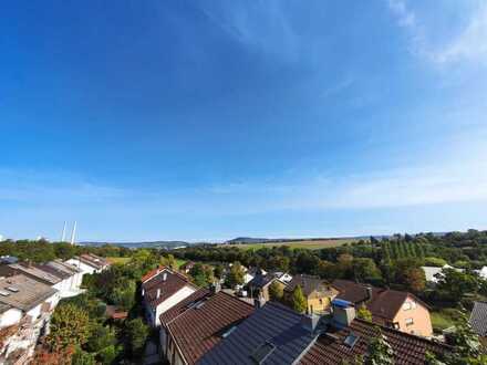 Helle und großzügige 2-Zimmerwohnung mit Weitblick inkl. TG-Stellplatz & Balkon