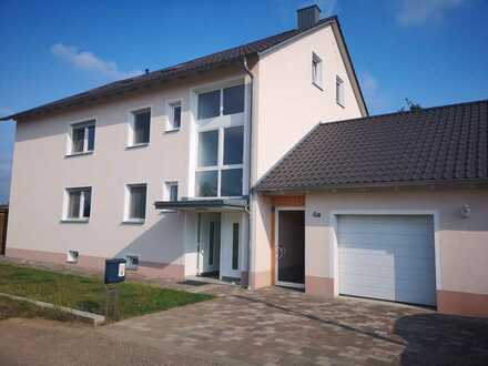 4-Zimmer-Wohnung mit Balkon, Garten und zwei Carports, 111 qm - 1.200 € kalt zu vermieten