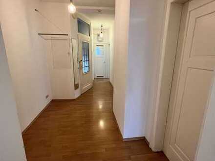 Schöne helle Altbau sanierte 3-Zimmer-Wohnung mit Balkon und Loggia im Lehenviertel
