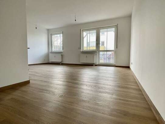 Renovierte, helle & gut geschnittene 1-Zimmer Wohnung mit EBK und Balkon in Neuhausen