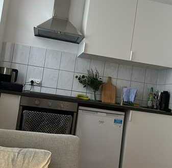 Sanierte Wohnung mit zwei Zimmern und EBK in Köln