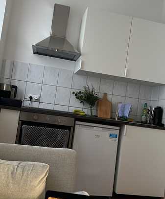 Sanierte Wohnung mit zwei Zimmern und EBK in Köln