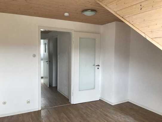 Stilvolle, modernisierte 1-Zimmer-Dachgeschosswohnung mit Einbauküche in Leonberg