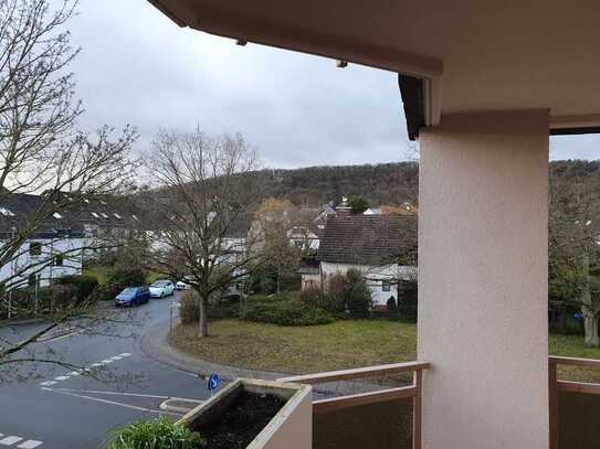 Am Steinberg: Sonnige 2-Zimmer-Wohnung mit großer Loggia in begehrter Lage