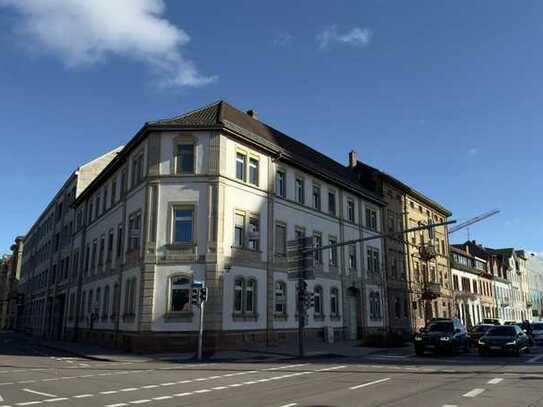 Attraktive Investitionsmöglichkeit: Vielseitige Immobilien auf der 
Kriegsstraße / Ecke Lammstraße