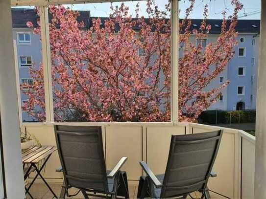 Zentrale 2-Zimmer-Wohnung mit Sonnenbalkon, Tageslichtbad und Stellplatz in Frankfurt/M