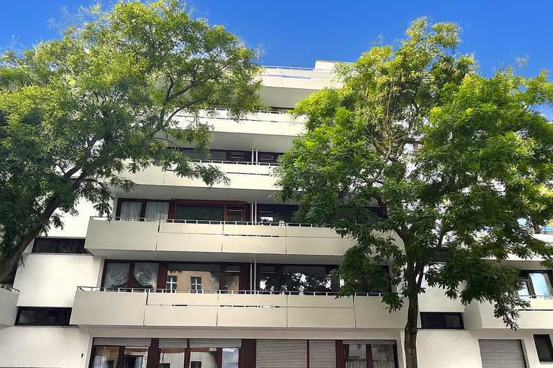 BEZUGSFREI: Helle 1-Zimmer-Wohnung mit Balkon und Tiefgaragenstellplatz – KEINE PROVISION