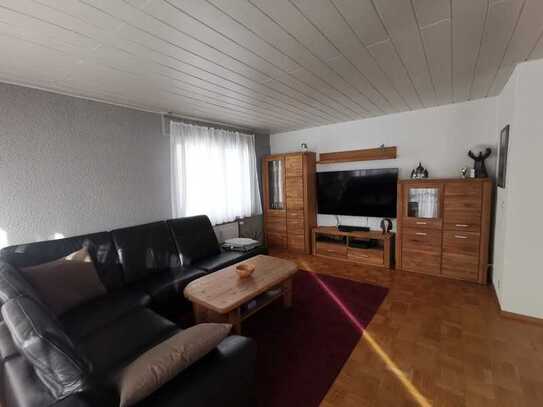 Stilvolle 3,5-Zimmer-Hochparterre-Wohnung mit Balkon und Einbauküche in Backnang