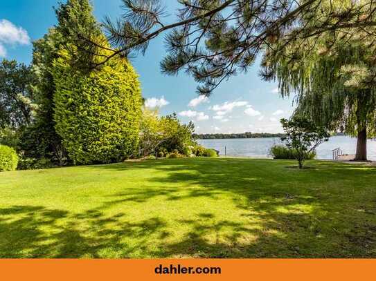 Paradiesisches Wassergrundstück mit eleganter Villa und modernem Gästehaus