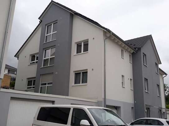 Neuwertige 6-Zimmer-Maisonette-Wohnung mit Balkon und Garage sowie Stellplatz in Gondelsheim