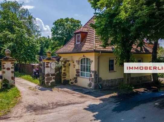 IMMOBERLIN.DE - Klassisches Torhaus mit Sonnengarten + Pool am Kartzower Schloss