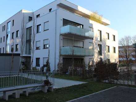 Neuwertige und moderne 2,5-Zimmerwohnung mit Einbauküche, großer Terrasse und TG