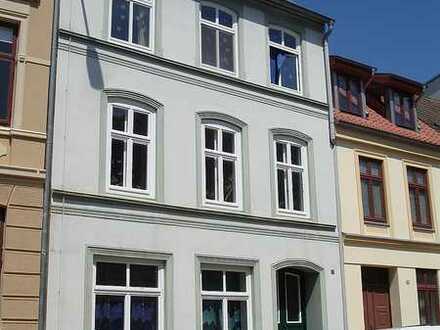 Attraktives Mehrfamilienhaus mit Hofgebäude in Hafennähe