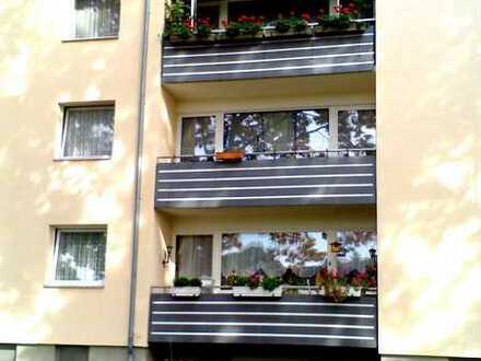 Helle, modernisierte Wohnung mit zwei Zimmern sowie Balkon und EBK in Celle OT Altencelle