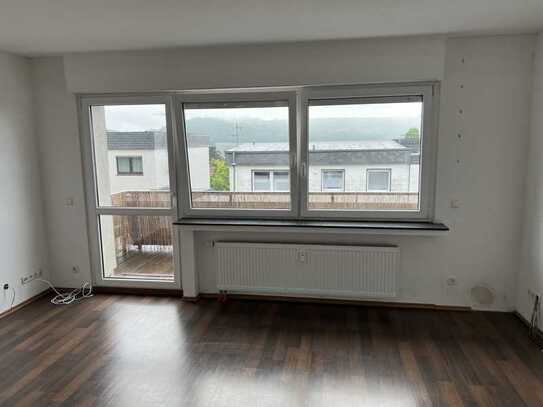 Attraktive und sanierte 2-Raum-Dachgeschosswohnung mit Balkon in Velbert