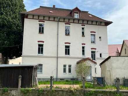 Denkmalgeschütztes Mehrfamilienhaus mit Garagen in Bernstadt