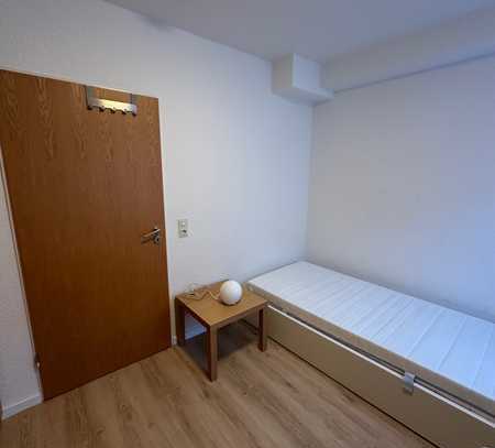 Möbliertes Zimmer (10qm) in geteilter Souterrain Wohnung in Kronberg (nur Berufspendler)