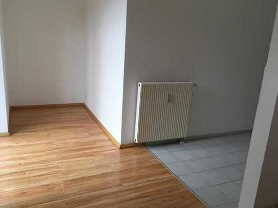 * Großzügige 2-Zimmer mit Wannenbad, Vinyl, Balkon, offener Küche und Aufzug! *