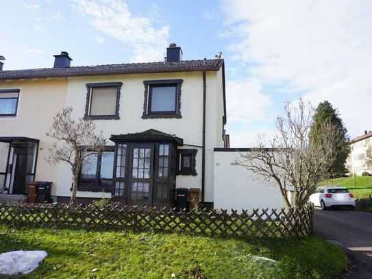 Schönes Reihenendhaus in familiärer Wohnlage mit Garage und Stellplatz.