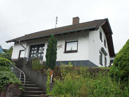 Einfamilienhaus mit Garage und Carport in ruhiger Lage,