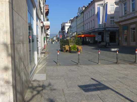 1A-Lage an der Fußgängerzone / Top-Neuzustand / Große Front / Auch teilgastronomisch nutzbar