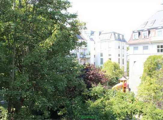 Saniert und renoviert, stylisch + modern möbliert, 4-Z-Wohnung mit Balkon- Blick in den Garten