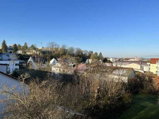 S-Bahn-nahe, hochwertige, ruhige, möblierte 4-Zimmer-Wohnung mit Balkon in Böblingen