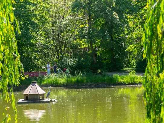 "Sanierte, bezugsfertige 3 Zimmer Hochparterre Wohnung mit Balkon u. EBK am Stadtpark Steglitz"