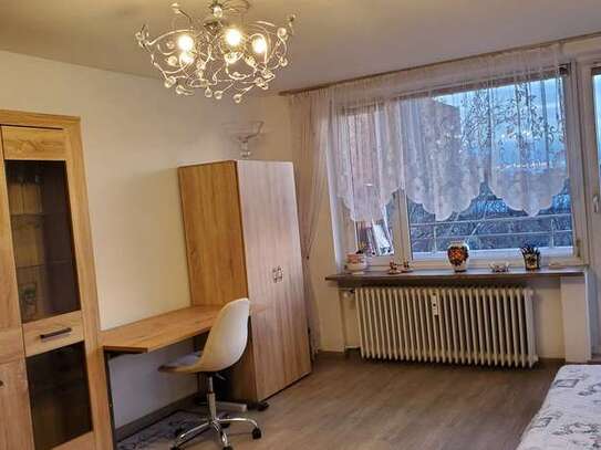 Top Lage am OEZ, neu möbliertes WG-Zimmer mit EBK in München Moosach