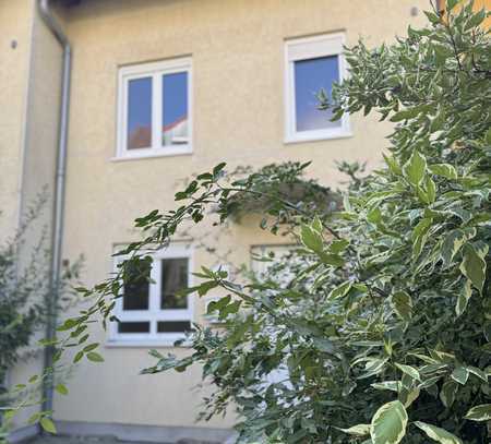 Leerstehendes Reihenhaus mit Terrasse, Balkon, Keller und Dachboden in schöner Lage