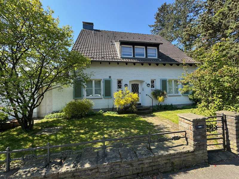 Hochwertig saniert/modernisiert: Großzügiges 6-Zi-EFH! Wärmepumpe! Garten! Extra tiefe Garage!