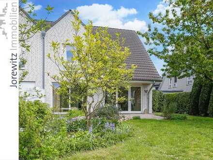 Bi-Jöllenbeck (Sackgasse): Familienfreundliche und sonnige Doppelhaushälfte mit schönem Garten