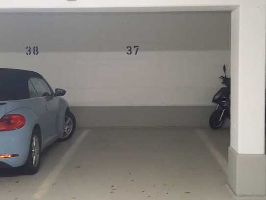 Tiefgaragenstellplatz, Einzelstellplatz in sehr heller und neu renovierter Tiefgarage in Baldham