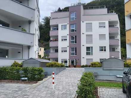 Neuwertige Wohnung mit drei Zimmern sowie Balkon und EBK in Eppstein
