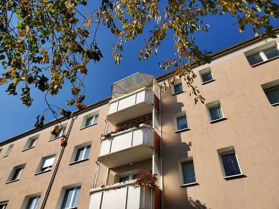 Morgensonne auf dem Balkon: Modernisierte 2 Zimmer mit Tageslichtbad