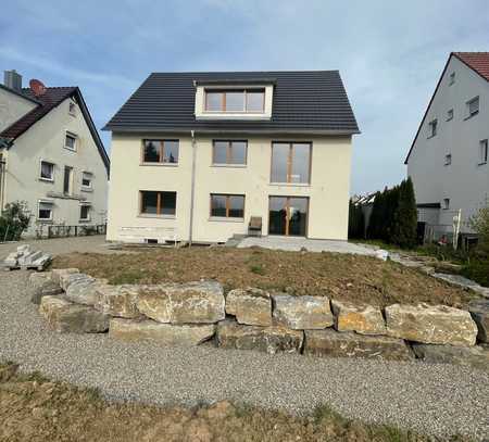 Erstbezug nach Sanierung: Geschmackvolle 4-Zimmer-Wohnung mit Balkon und Garten