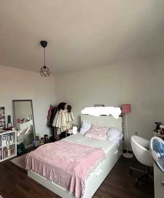Helles, möbiliertes Zimmer in 2er WG mit Balkon - super zentrale Lage in P6, frei ab 01. Juni