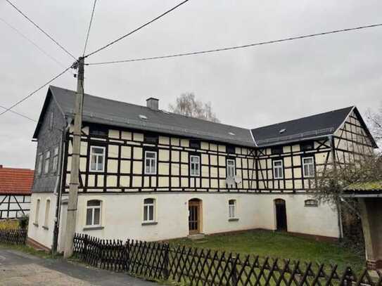 Bauernhaus mit Nebengebäude und viel Land und Wald