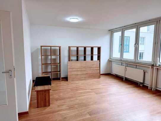 Stilvolle, gepflegte 2-Zimmer-Wohnung mit Balkon und Einbauküche in Lichtenberg, Berlin