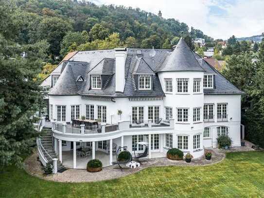 Ein traumhaftes Anwesen im Stil eines französischen Châteaus mit Pool, Sauna, großem Garten u. v. m.