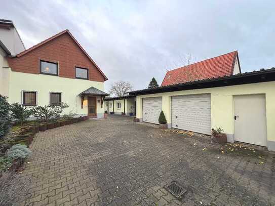 Gepflegtes Einfamilienhaus mit Garten, Nebengebäude und Doppelgarage in Karlsdorf