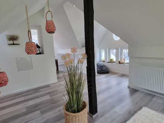 Exklusive Dachgeschosswohnung mit Loft-Charme, Einbauküche und Rundumblick – sofort bezugsfertig