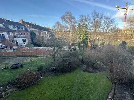 Zentrale Lage mit Grünblick von der Loggia