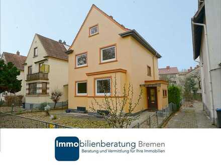 Freistehendes Einfamilienhaus mit Garage und Garten