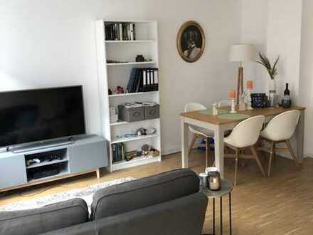 Stylische Studiowohnung mit großem Wohn-Kochbereich in renoviertem Altbau!