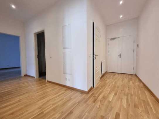 ++ Neuwertige 4 Zi. Whg mit Balkon und Parkettboden // Aufzug ++