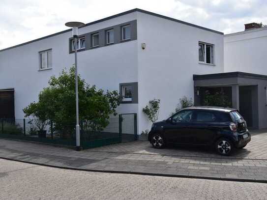 Keine Markler Gebühren, auch als Kapitalanlage, modernisiertes Mehrfamilienhaus mit 4 Mietern.