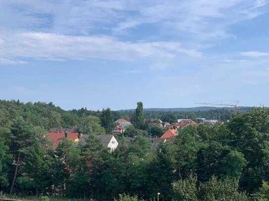 Modernisierte 
3 Zimmer- Wohnung mit Loggia und schöner Aussicht 
sowie KFZ- Stellplatz ...