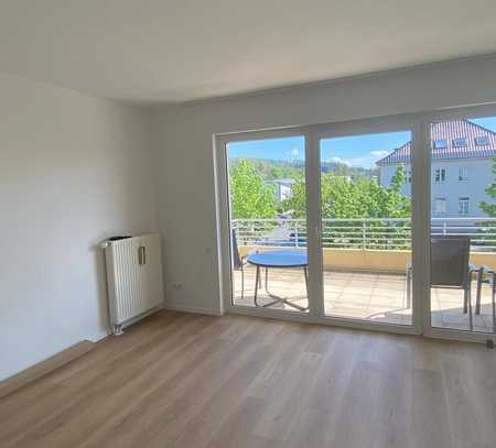 Sofort bezugsfertig: Altersgerechte, helle und frisch renovierte 2-Zimmer-Wohnung mit Balkon und EBK
