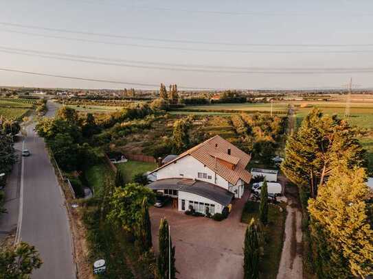 Exklusives Mehrfamilienhaus mit Gewerbeeinheit & sehr großem Grundstück in Großkarlbach. Ohne Makler